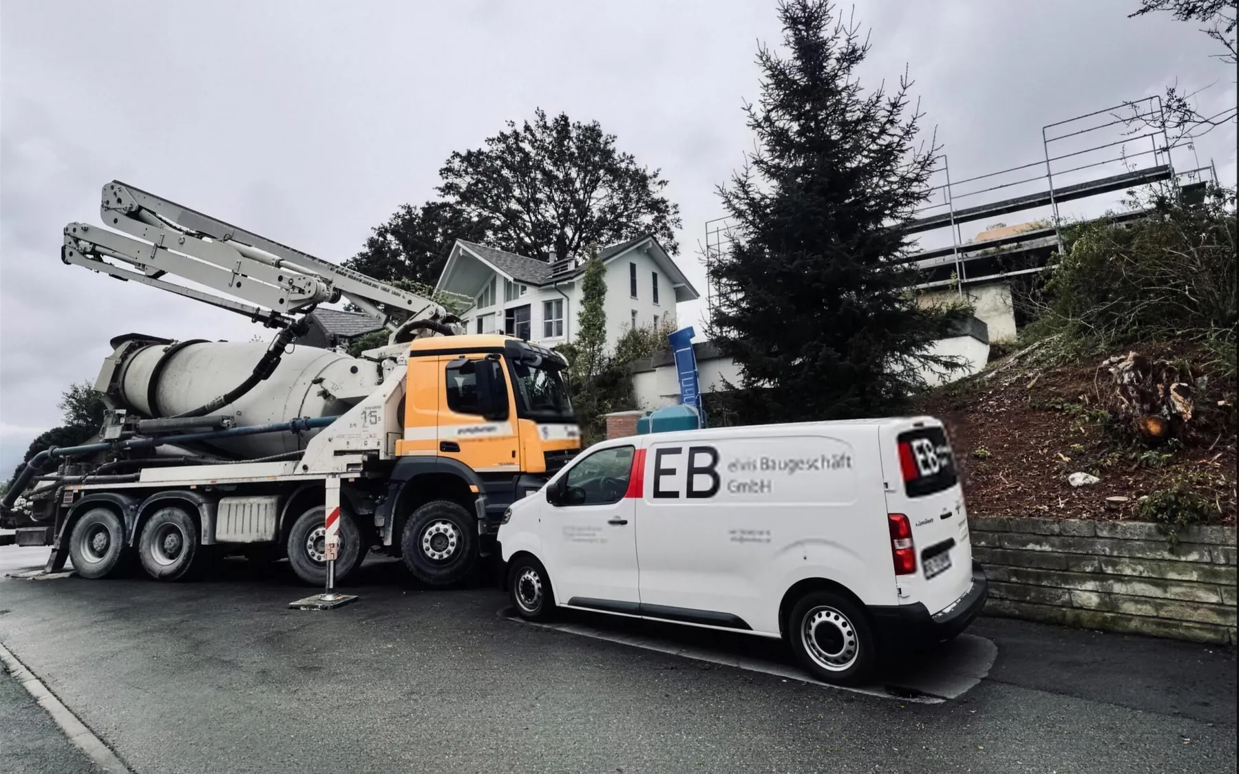 elvis Baugeschäft GmbH – Firmenfahrzeug auf der Baustelle